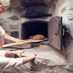 Brød tas ut av ovnen